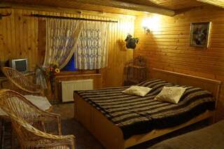 Гостевой дом At Starunchakiv family Яремче Четырехместный номер-1
