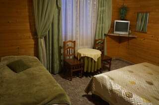 Гостевой дом At Starunchakiv family Яремче Трехместный номер-9