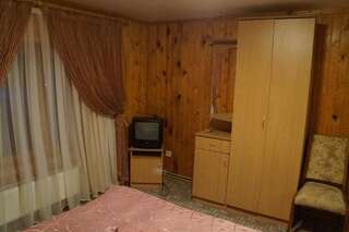 Гостевой дом At Starunchakiv family Яремче Четырехместный номер-4