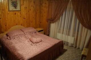Гостевой дом At Starunchakiv family Яремче Четырехместный номер-5